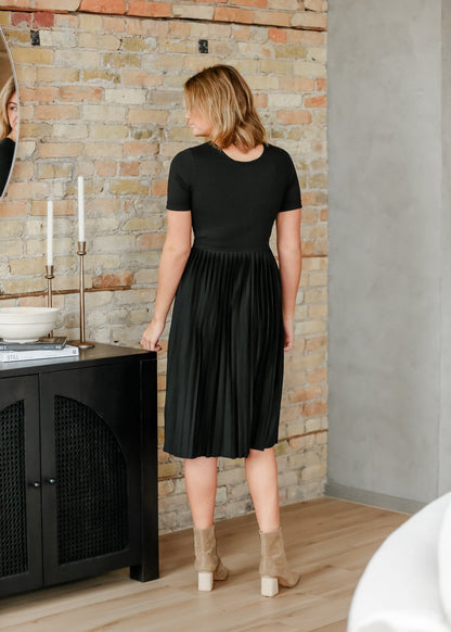 Emersyn Pleated Midi Dress – Black IC Dresses for Inherit Co. (7 view)