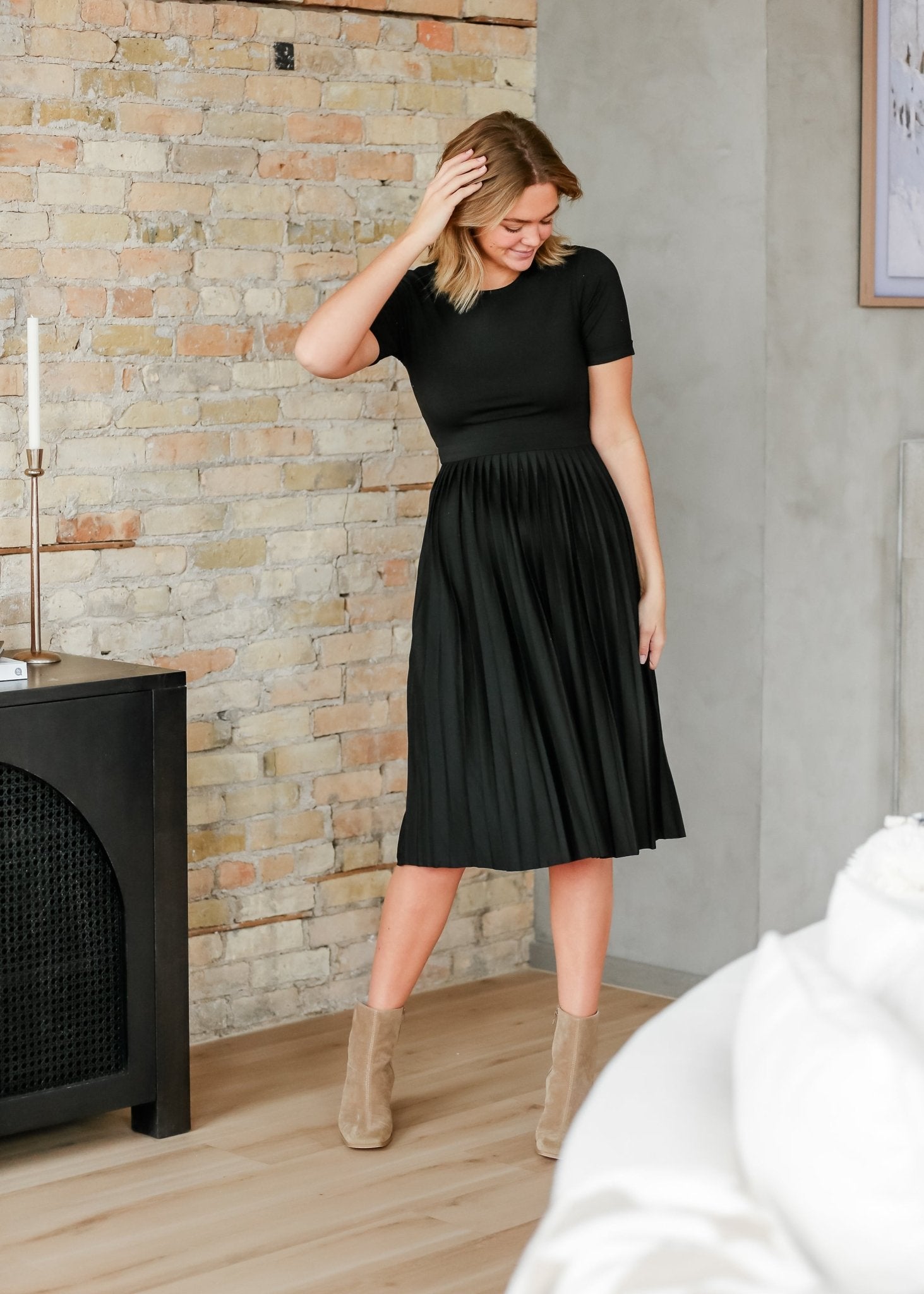 Emersyn Pleated Midi Dress – Black IC Dresses for Inherit Co. (6 view)