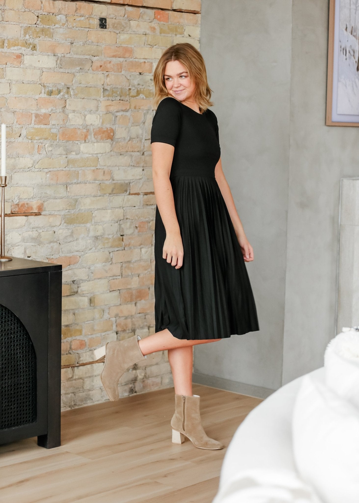 Emersyn Pleated Midi Dress – Black IC Dresses for Inherit Co. (9 view)