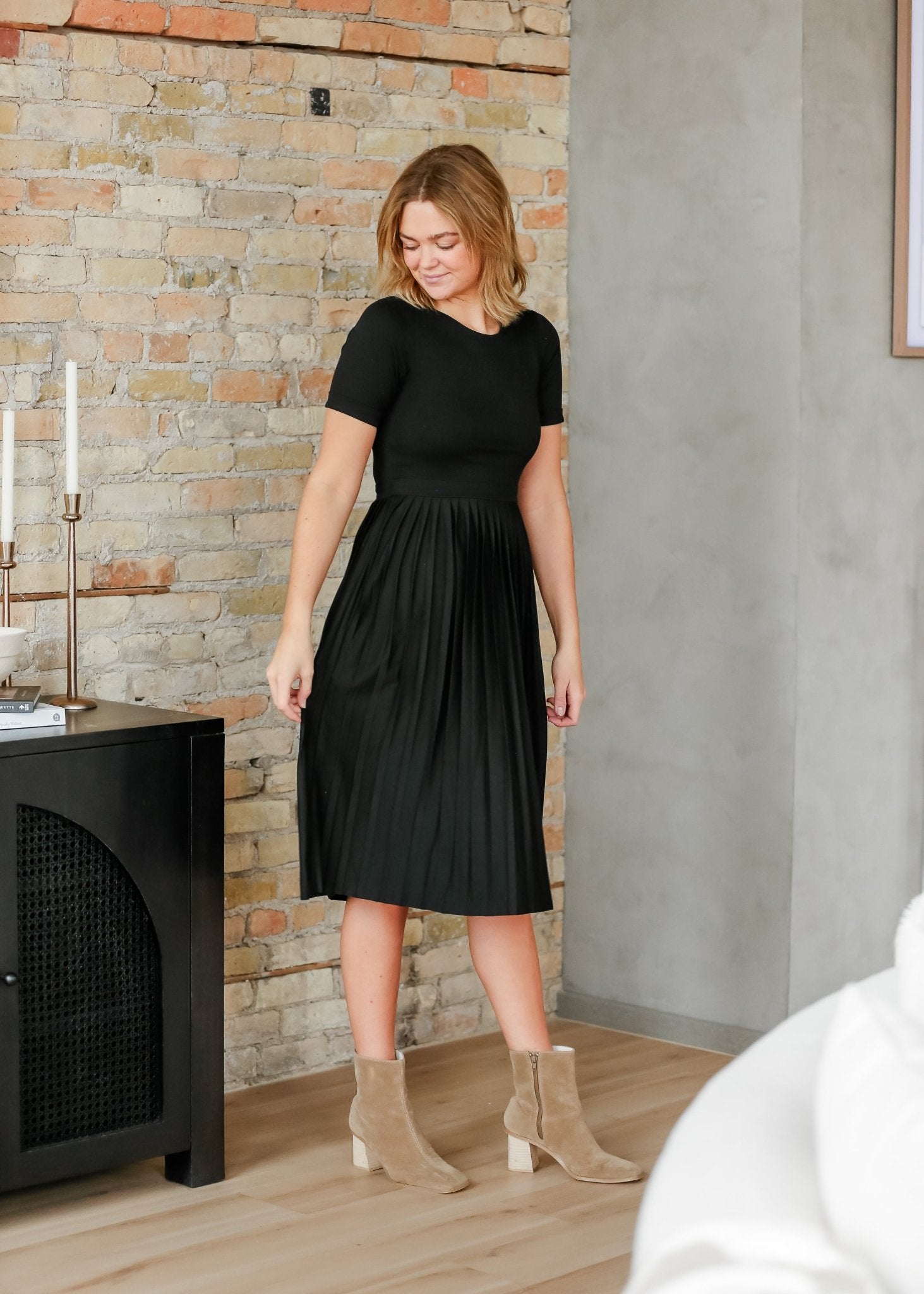 Emersyn Pleated Midi Dress – Black IC Dresses for Inherit Co. (8 view)