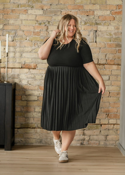 Emersyn Pleated Midi Dress – Black IC Dresses for Inherit Co. (4 view)