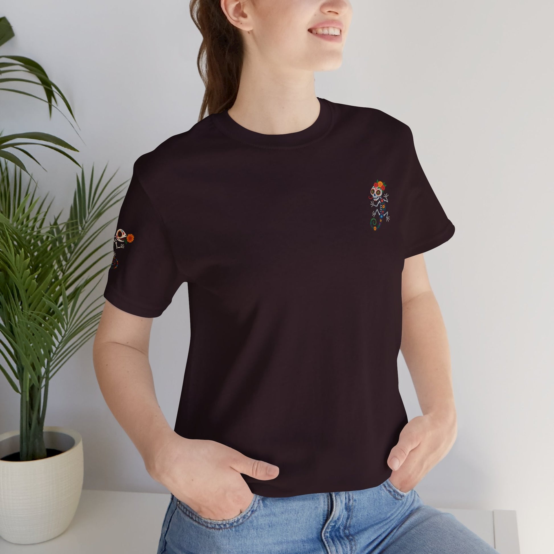 La Lagartija Viva – Sugar Skull Lizard Tee with Day of the Dead Vibes | Unisex Halloween Shirt – Oxblood Black T-Shirt for artsy apparel (77 view)