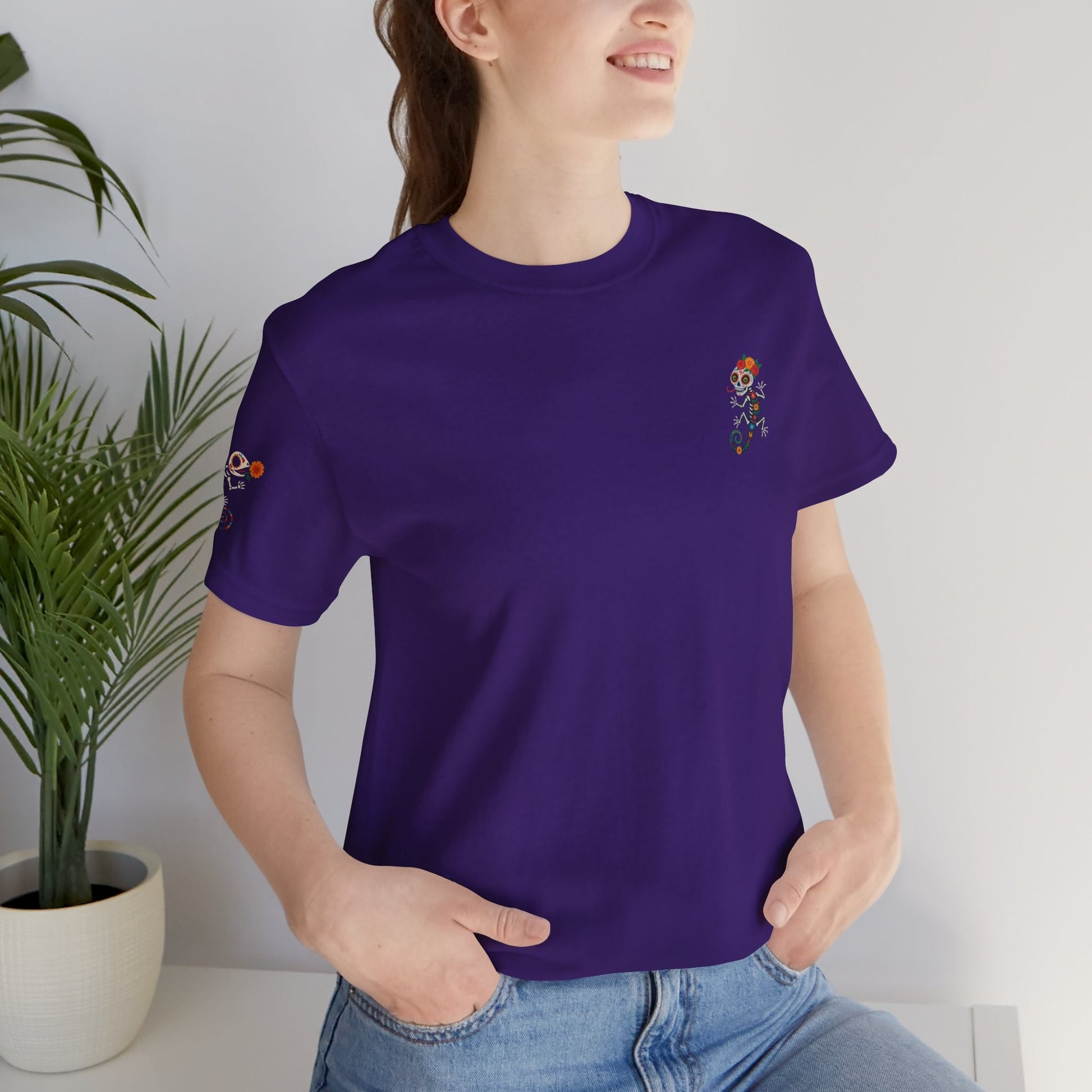 La Lagartija Viva – Sugar Skull Lizard Tee with Day of the Dead Vibes | Unisex Halloween Shirt – Oxblood Black T-Shirt for artsy apparel (65 view)