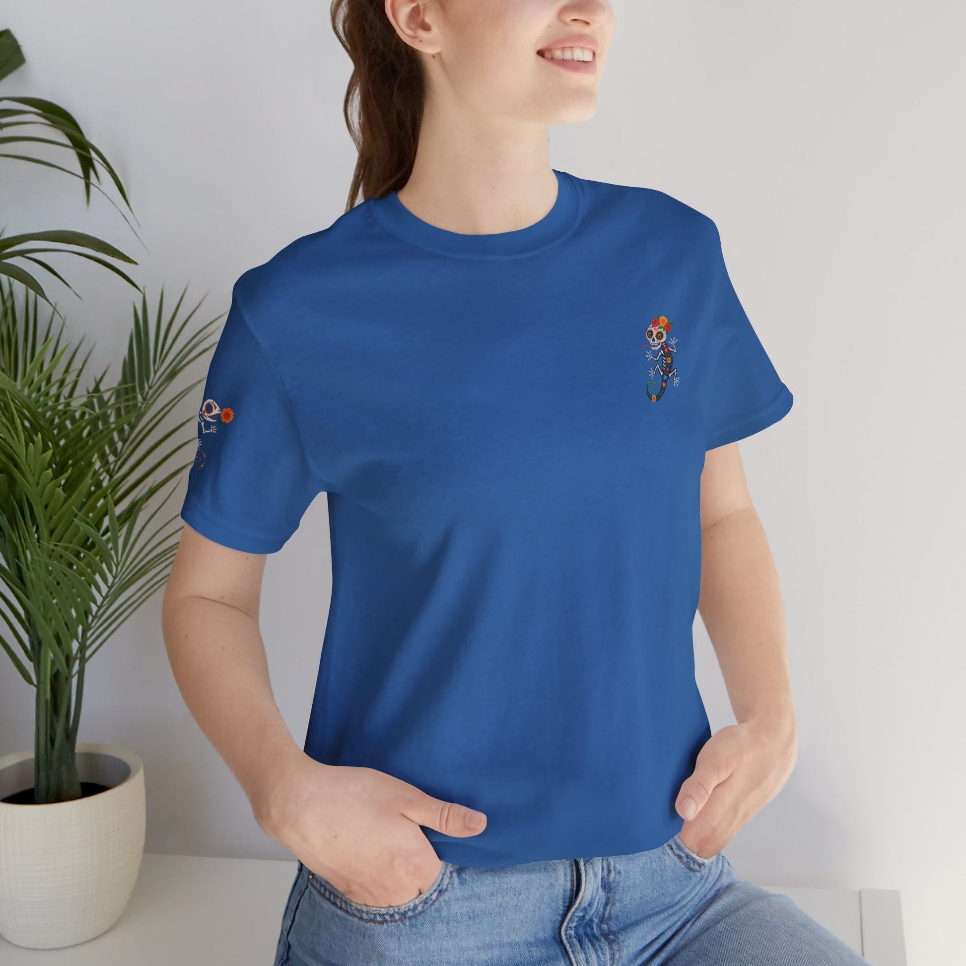 La Lagartija Viva – Sugar Skull Lizard Tee with Day of the Dead Vibes | Unisex Halloween Shirt – Oxblood Black T-Shirt for artsy apparel (47 view)