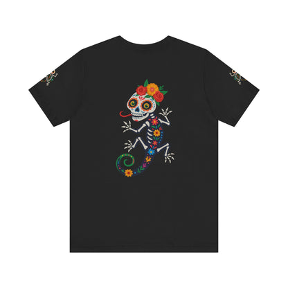 La Lagartija Viva – Sugar Skull Lizard Tee with Day of the Dead Vibes | Unisex Halloween Shirt – Black T-Shirt for artsy apparel (2 view)