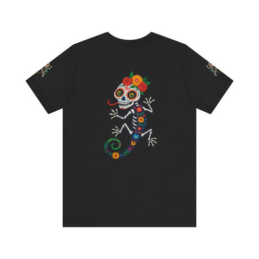 La Lagartija Viva – Sugar Skull Lizard Tee with Day of the Dead Vibes | Unisex Halloween Shirt – Black T-Shirt for artsy apparel (2 view)