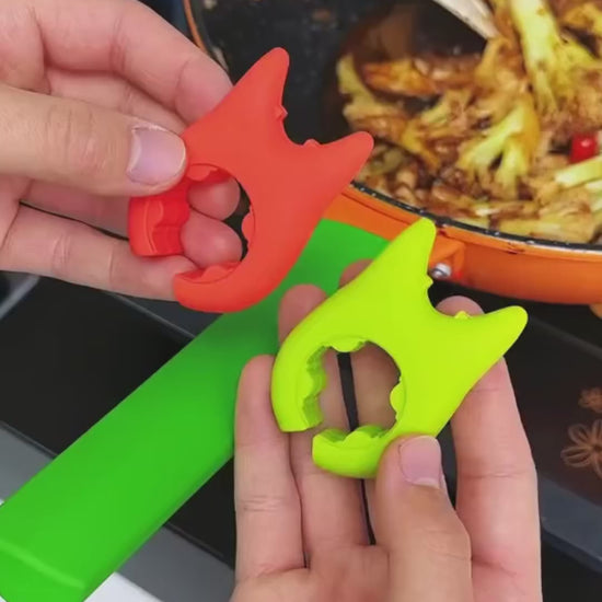 video showing the kitchen utensil rest in use