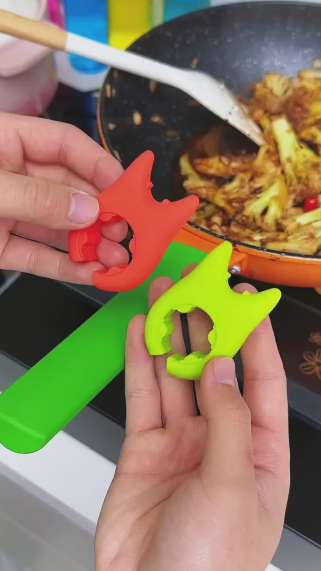 video showing the kitchen utensil rest in use
